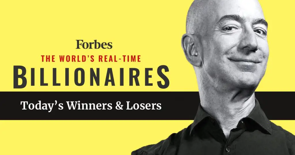 plakat med billede af jeff bezos foran tekst hvor der står forbes rigeste personer i verden