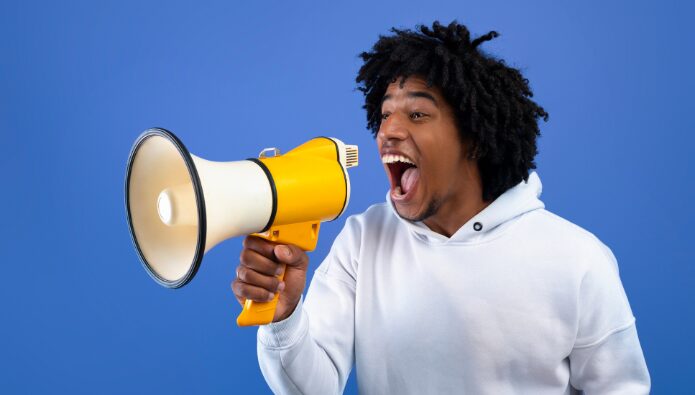 PAS-frameworket - a for agitate - en mand der råber noget i en megafon