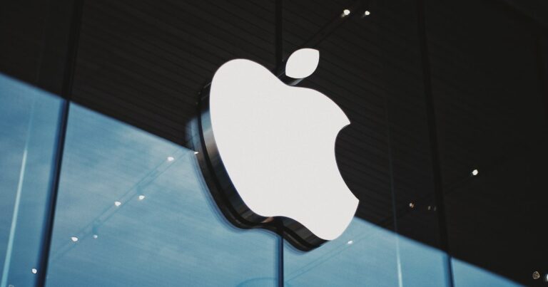 Verdens mest beundrede virksomheder i 2024 - apple logo på en bygning