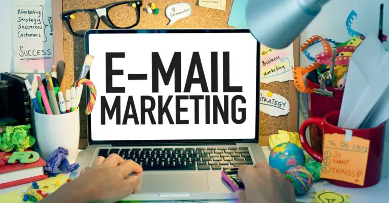 email marketing skrevet på en computerskærm
