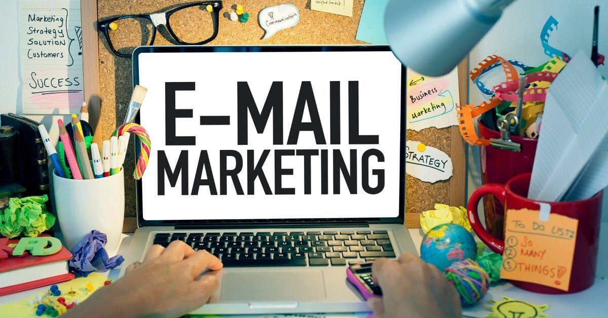 email marketing skrevet på en computerskærm